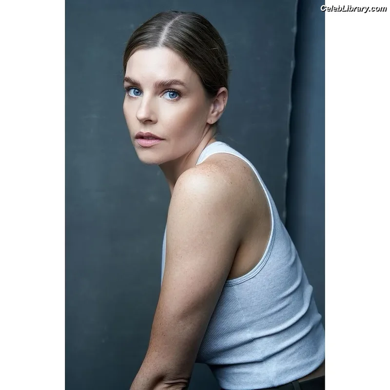 Jenna Rosenow photo 1 of 3