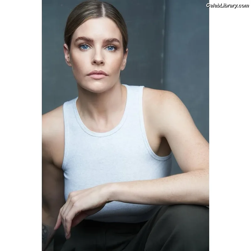 Jenna Rosenow photo 2 of 3