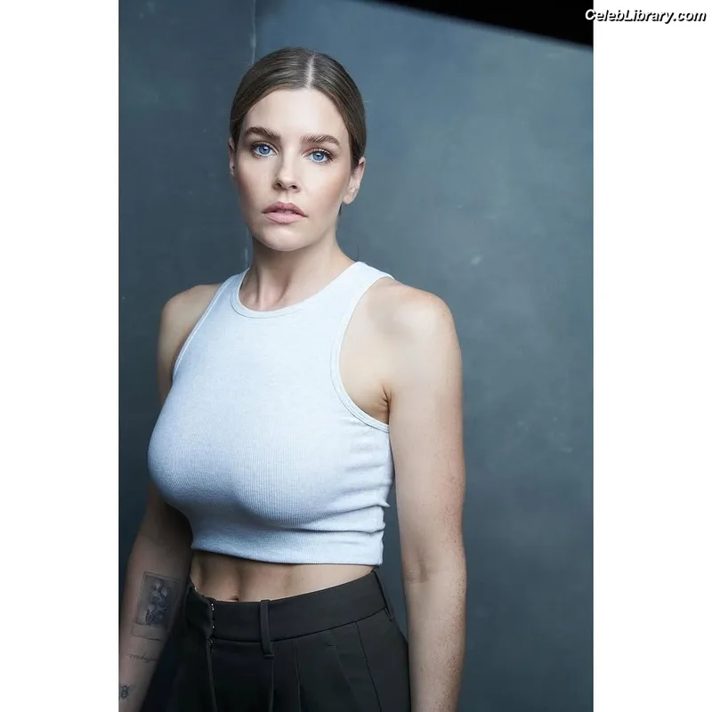 Jenna Rosenow photo 3 of 3