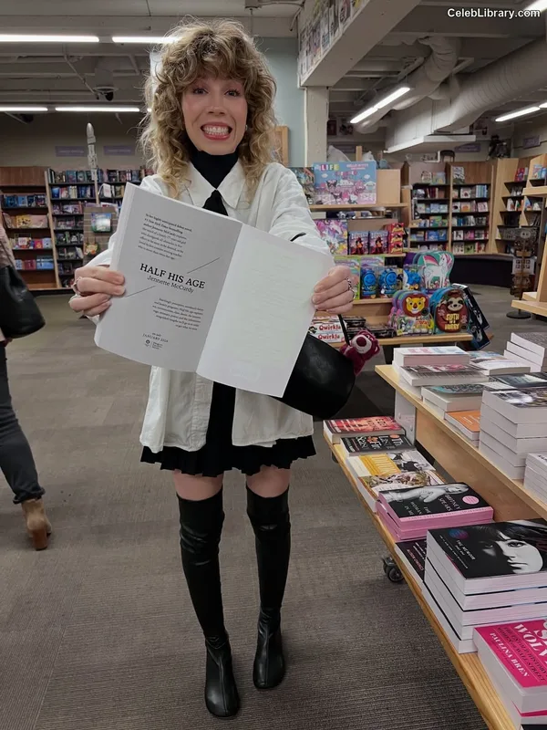 Jennette McCurdy photo 4 of 261