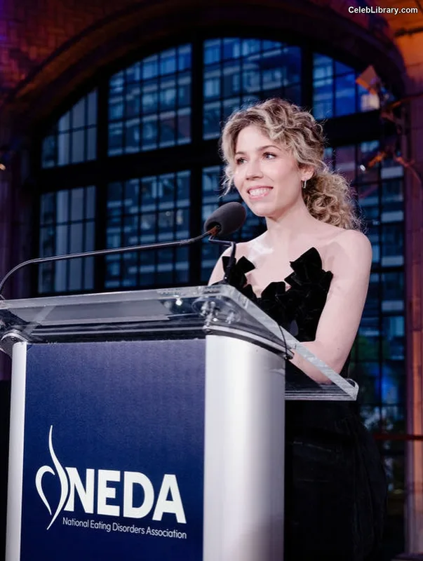 Jennette McCurdy photo 19 of 261