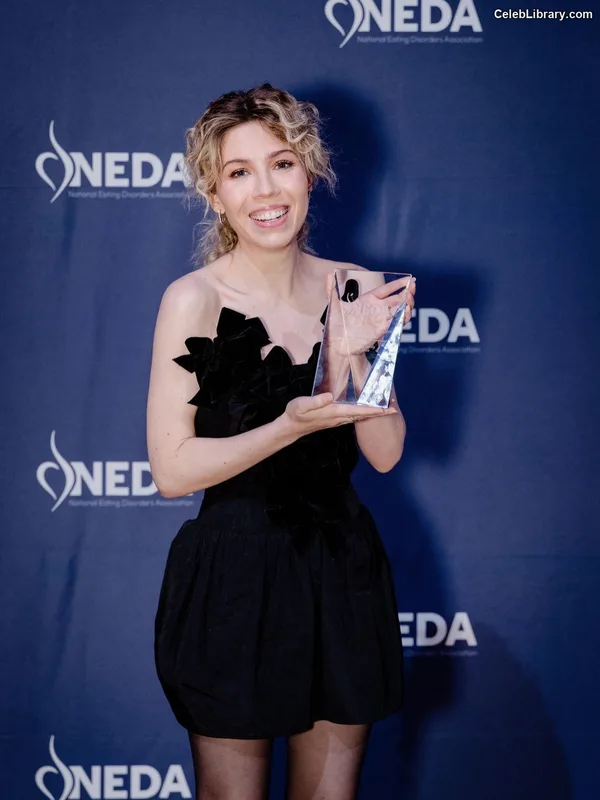 Jennette McCurdy photo 20 of 261