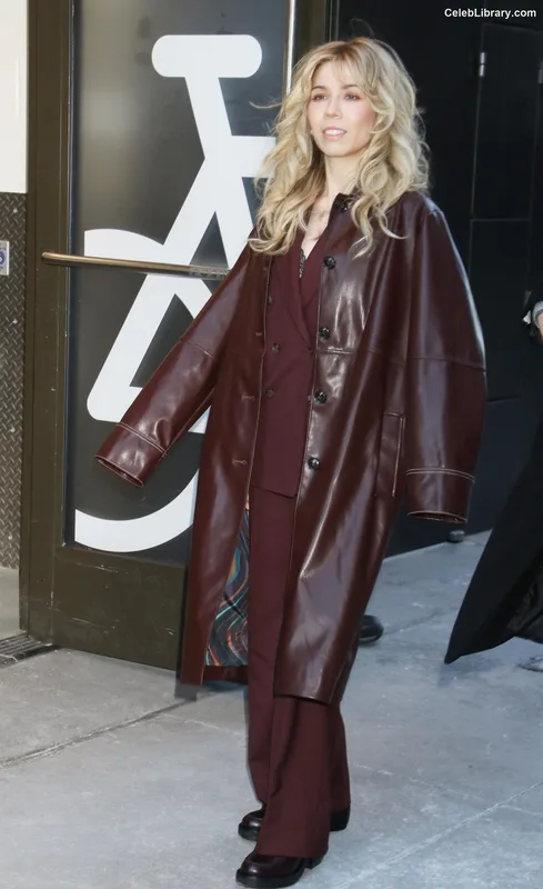 Jennette McCurdy photo 1 of 261