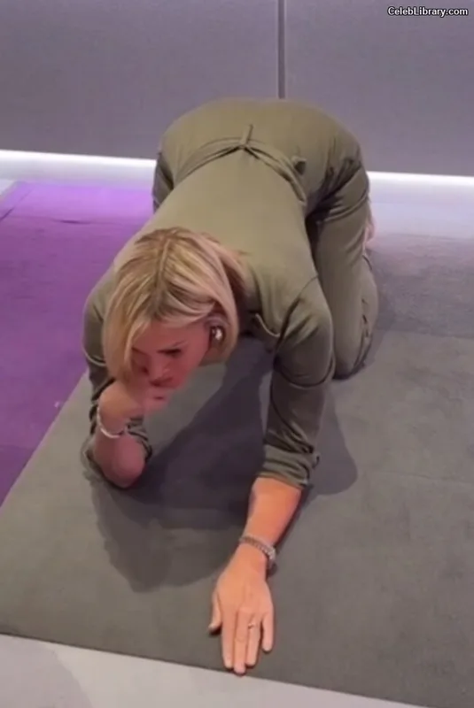 Jenni Falconer photo 22 of 194