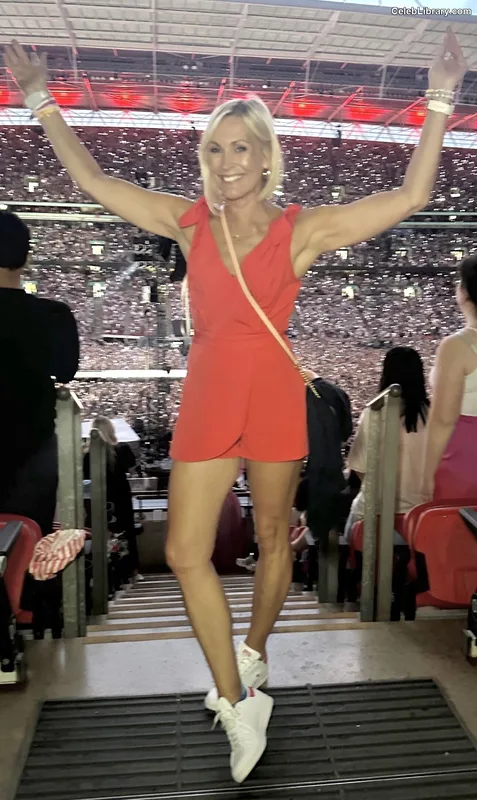 Jenni Falconer photo 4 of 194