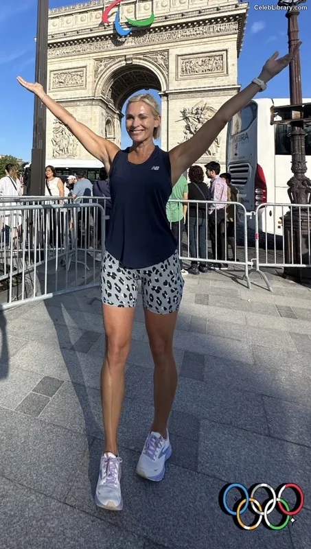 Jenni Falconer photo 17 of 194