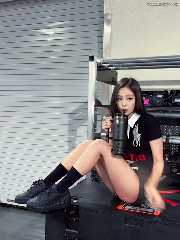 Jennie  BLΛƆKPIИK (Blackpink) photo 1 of 3632