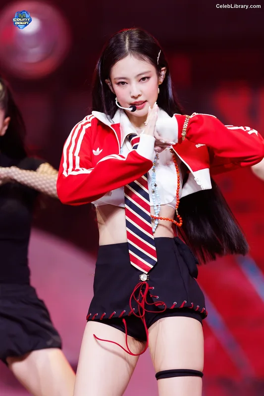 Jennie  BLΛƆKPIИK (Blackpink) photo 4 of 3632