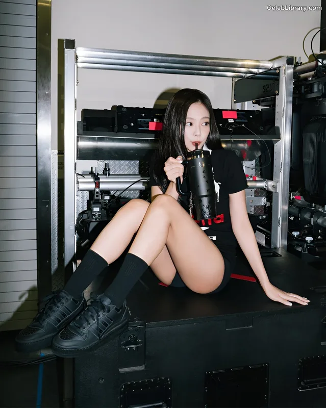 Jennie  BLΛƆKPIИK (Blackpink) photo 1 of 3632