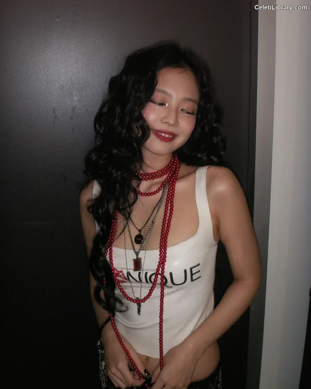Jennie  BLΛƆKPIИK (Blackpink) photo 1 of 3632