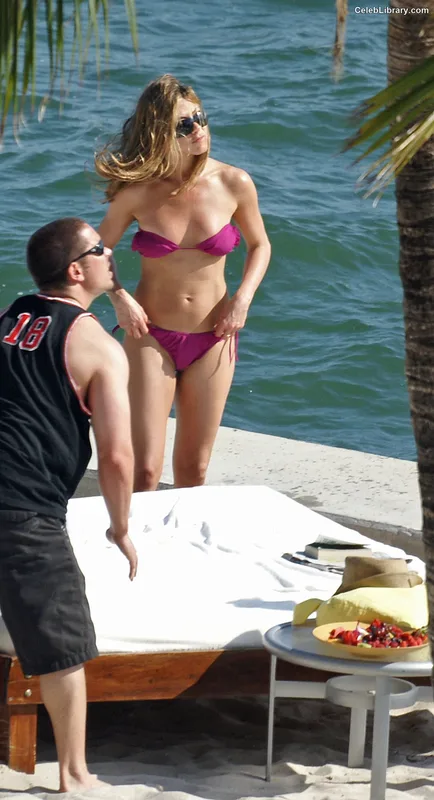 Jennifer Aniston photo 14 of 455