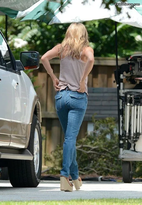 Jennifer Aniston photo 3 of 455
