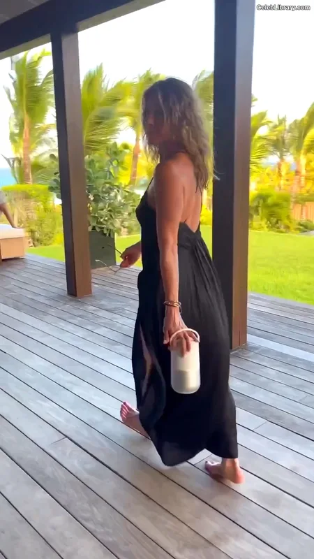 Jennifer Aniston photo 15 of 455