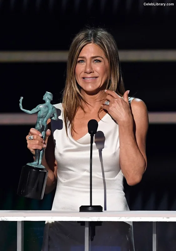 Jennifer Aniston photo 11 of 455