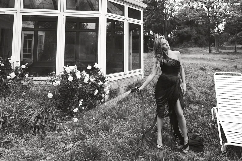 Jennifer Aniston photo 16 of 455