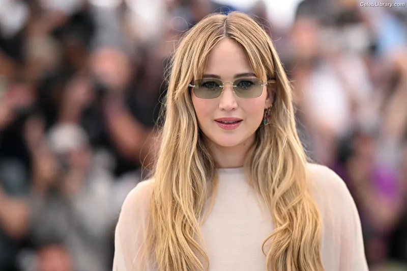 Jennifer Lawrence photo 2 of 1552