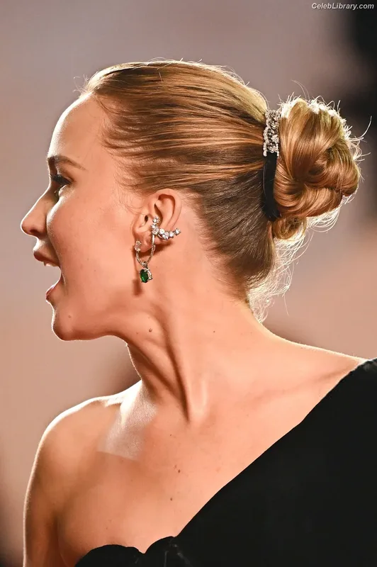 Jennifer Lawrence photo 4 of 1552