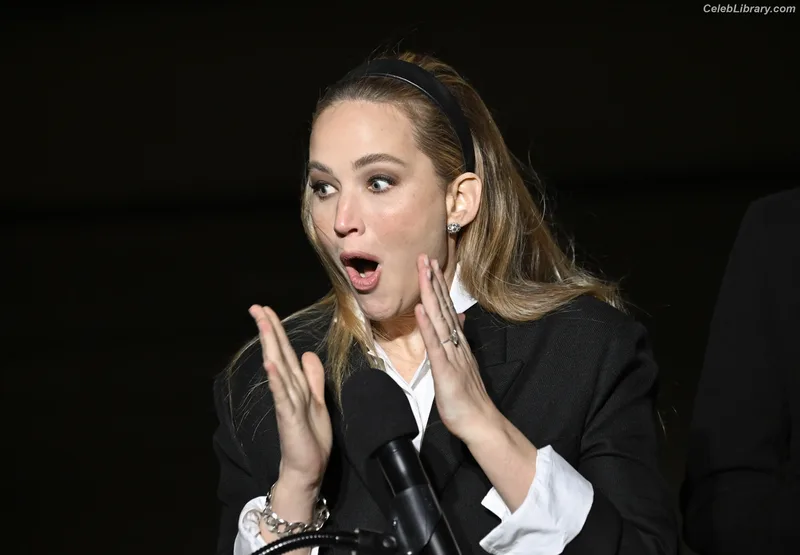 Jennifer Lawrence photo 17 of 1552