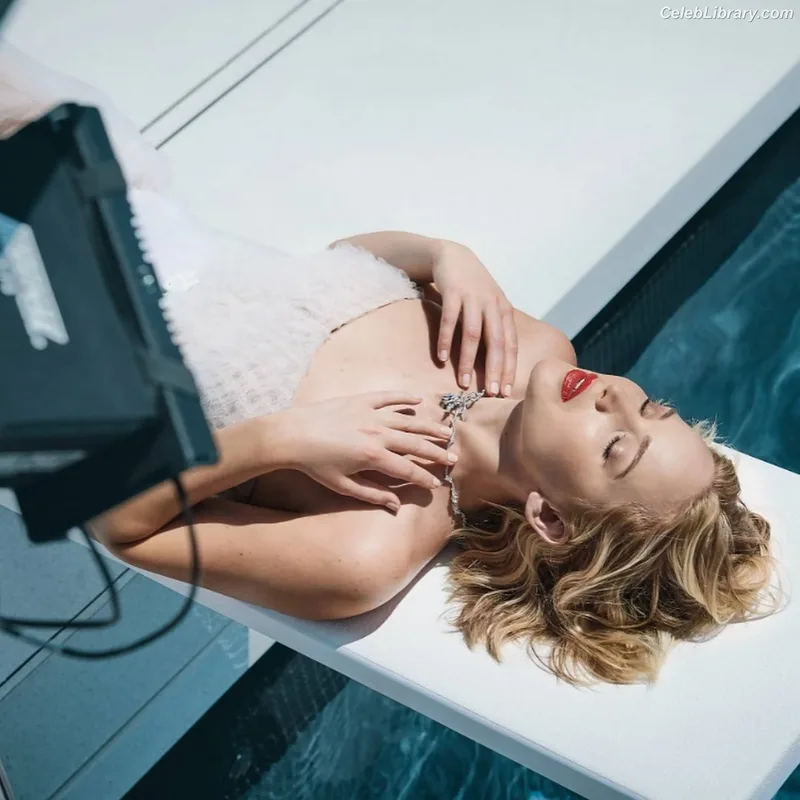 Jennifer Lawrence photo 24 of 1552