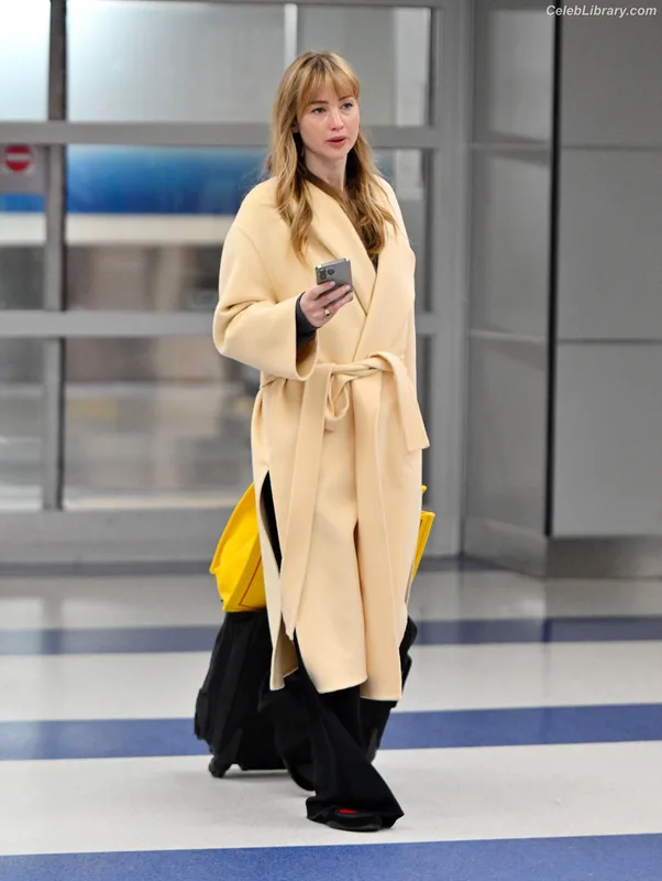 Jennifer Lawrence photo 22 of 1552