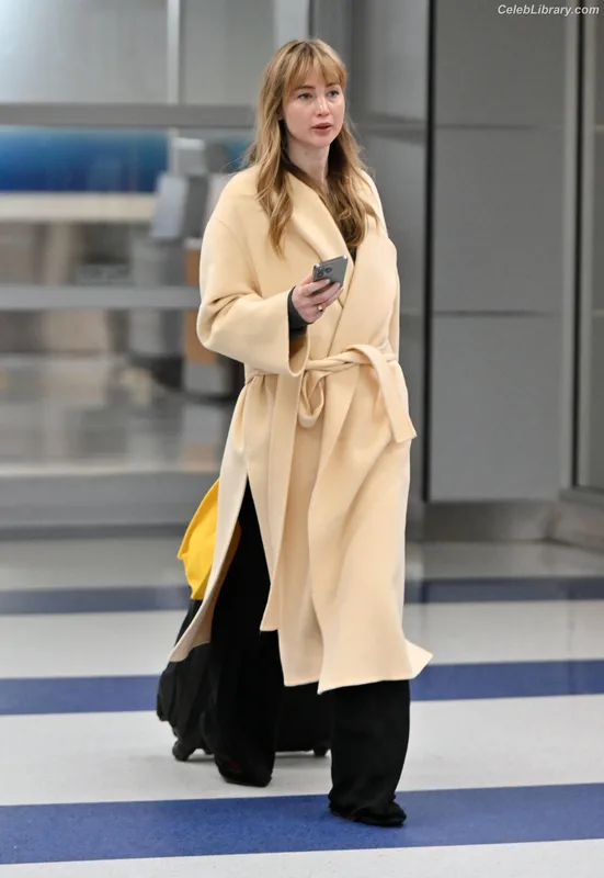 Jennifer Lawrence photo 24 of 1552