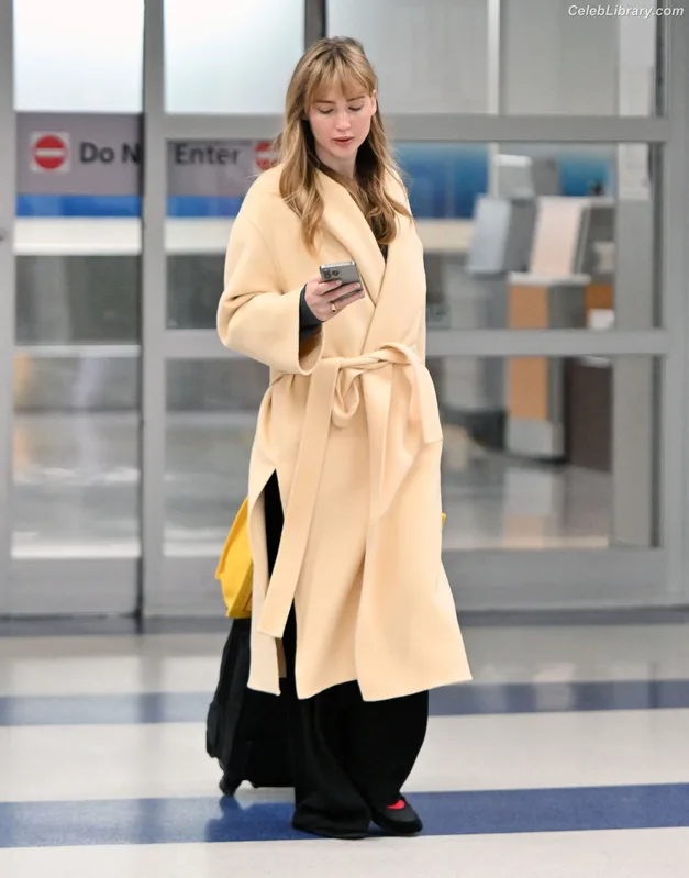 Jennifer Lawrence photo 4 of 1552