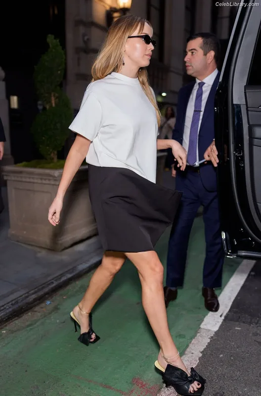 Jennifer Lawrence photo 17 of 1552
