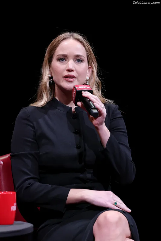 Jennifer Lawrence photo 23 of 1552