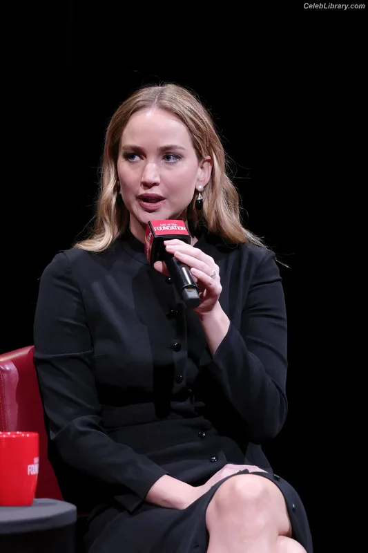 Jennifer Lawrence photo 2 of 1552