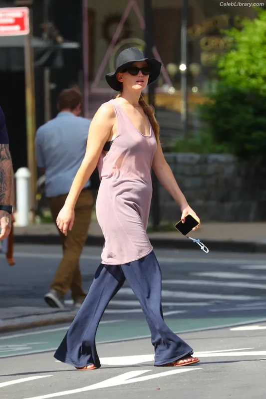 Jennifer Lawrence photo 23 of 1552