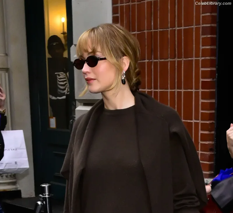 Jennifer Lawrence photo 5 of 1552