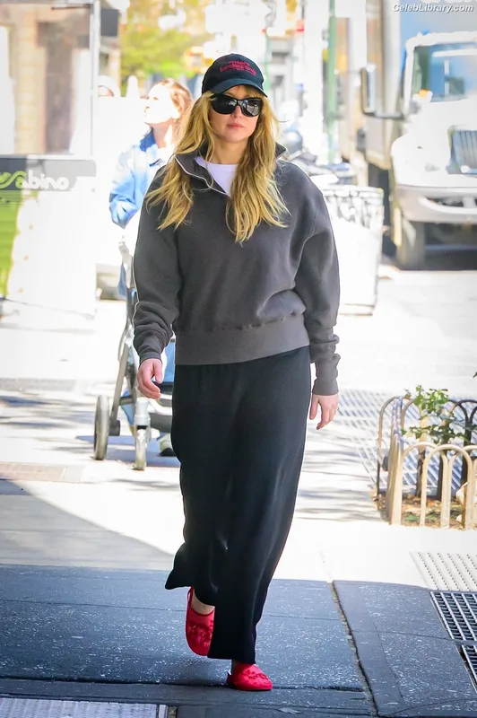 Jennifer Lawrence photo 15 of 1552