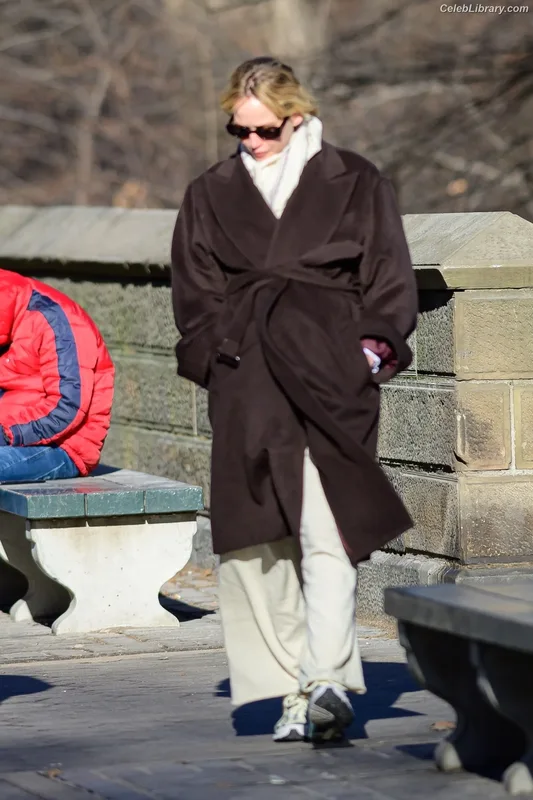 Jennifer Lawrence photo 17 of 1552