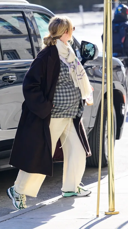 Jennifer Lawrence photo 18 of 1552
