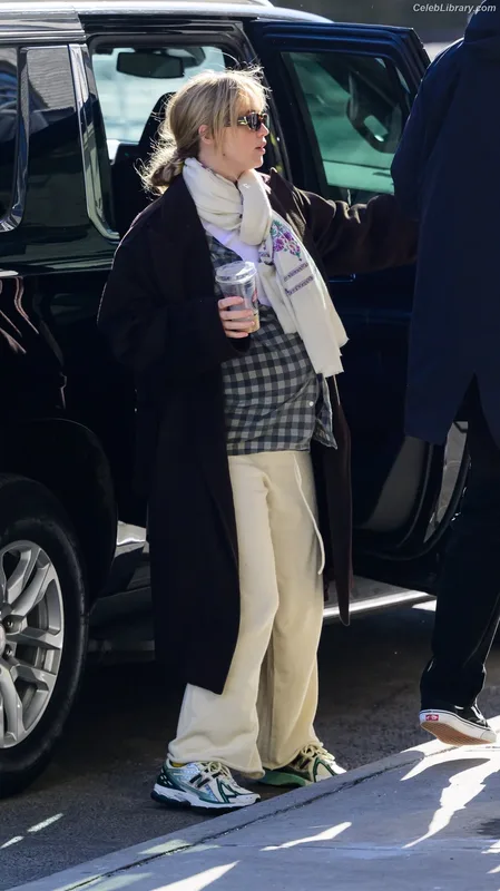 Jennifer Lawrence photo 20 of 1552
