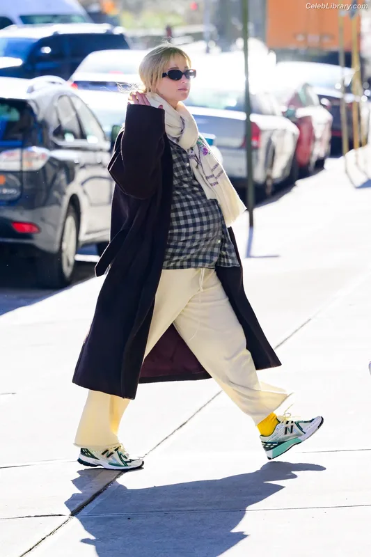 Jennifer Lawrence photo 23 of 1552