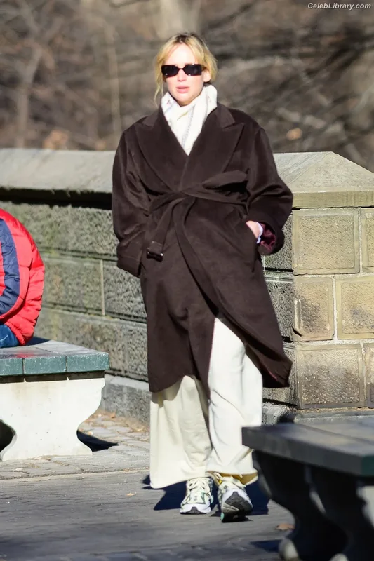 Jennifer Lawrence photo 2 of 1552