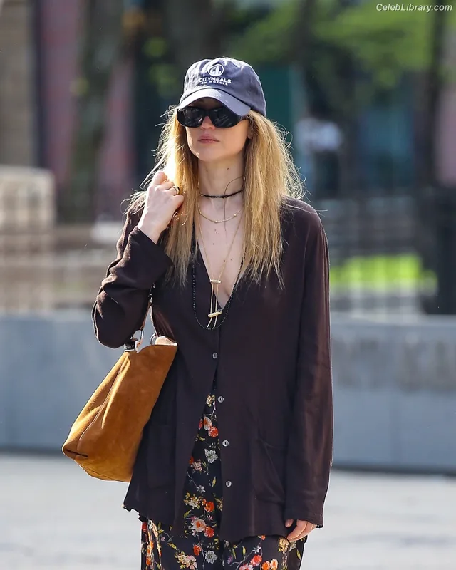 Jennifer Lawrence photo 10 of 1552