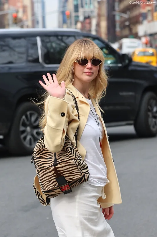 Jennifer Lawrence photo 10 of 1552