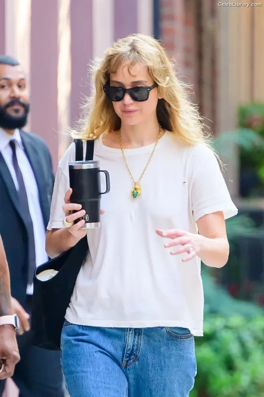 Jennifer Lawrence photo 10 of 1552