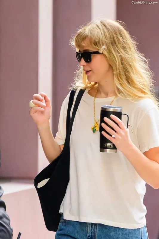 Jennifer Lawrence photo 14 of 1552