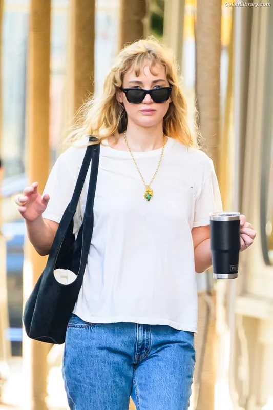Jennifer Lawrence photo 18 of 1552