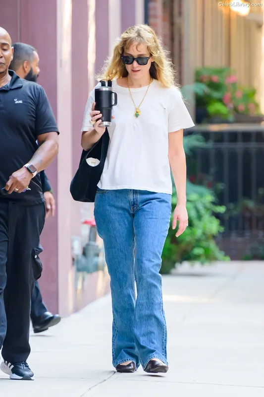 Jennifer Lawrence photo 23 of 1552