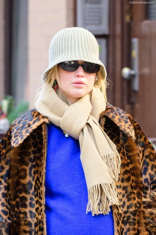 Jennifer Lawrence photo 12 of 1552