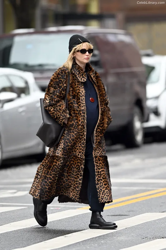 Jennifer Lawrence photo 3 of 1552