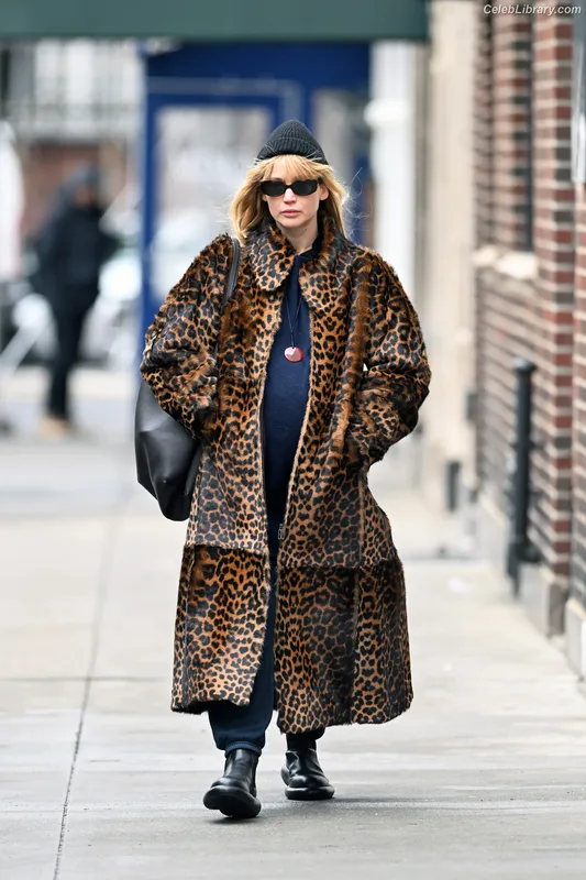 Jennifer Lawrence photo 4 of 1552