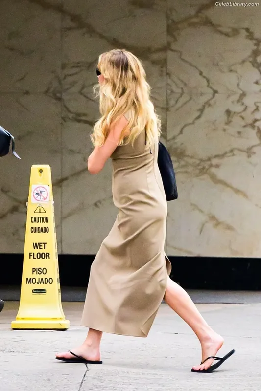 Jennifer Lawrence photo 24 of 1552