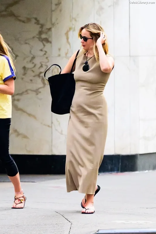 Jennifer Lawrence photo 2 of 1552