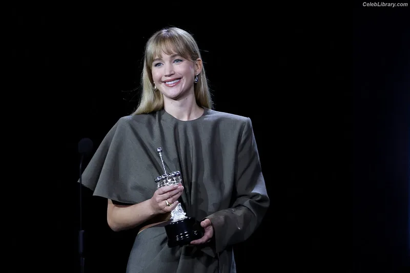 Jennifer Lawrence photo 24 of 1552