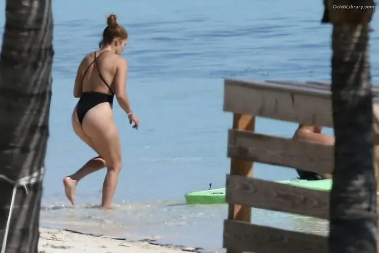 Jennifer Lopez photo 1 of 3409